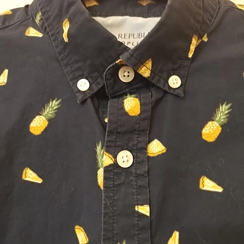 Banana Republic Size Medium Novelty Pineapple Print Short Sleeve Button Do shirt